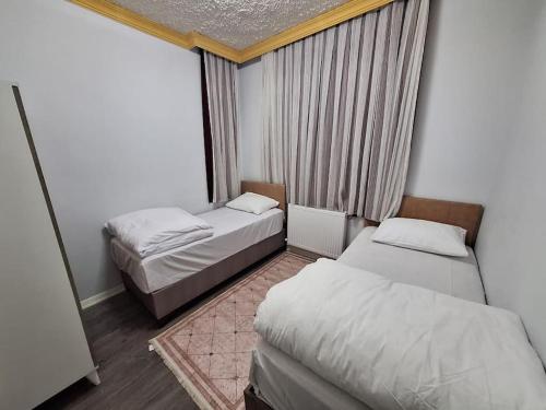 Zimmer mit 2 Betten und einem Fenster in der Unterkunft Amazing TaKSIM Apartment 2 in Istanbul