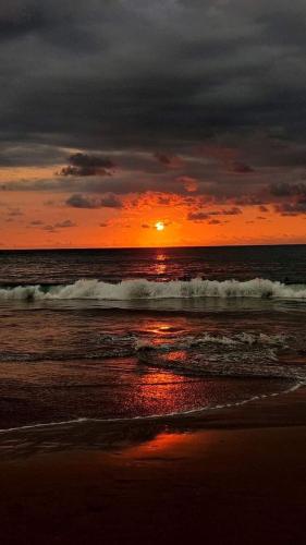 - un coucher de soleil sur une plage donnant sur l'océan dans l'établissement Rancho E1, à El Pumpo