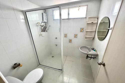 ein Bad mit einer Dusche, einem WC und einem Waschbecken in der Unterkunft U.D.Home Apartment in Ban Chang