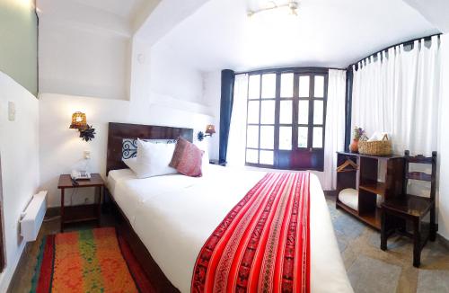 Tempat tidur dalam kamar di SACRED STONE Boutique Hotel