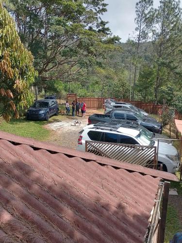 een groep auto's geparkeerd op een parkeerplaats bij Cabañas en Los Altos de cerro Azul Panamá Cascadas RIos Naturaleza viva in Los Altos de Cerro Azul