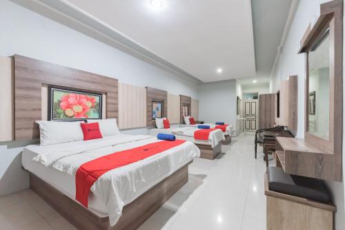 - une chambre avec deux lits et un piano dans l'établissement RedDoorz Resort Premium @ Sangkan Hurip Kuningan, à Kuningan