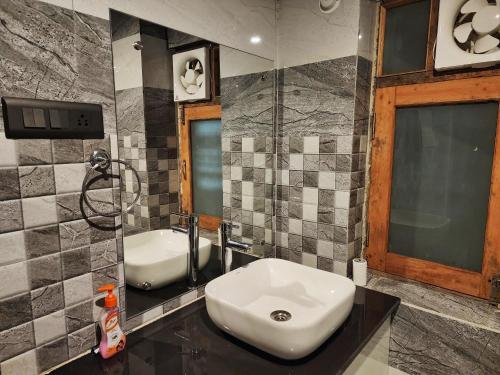 La salle de bains est pourvue d'un lavabo, de toilettes et d'une douche. dans l'établissement The White Season Residency, à Narkanda