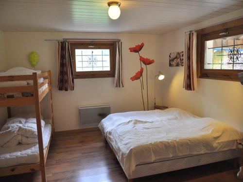 1 dormitorio con 2 camas y 2 ventanas en Chalet Abondance, 7 pièces, 14 personnes - FR-1-692-5, en Abondance