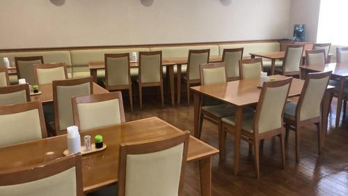 Hotel Alpha-One Takayama في تاكاياما: صف من الطاولات والكراسي في المطعم