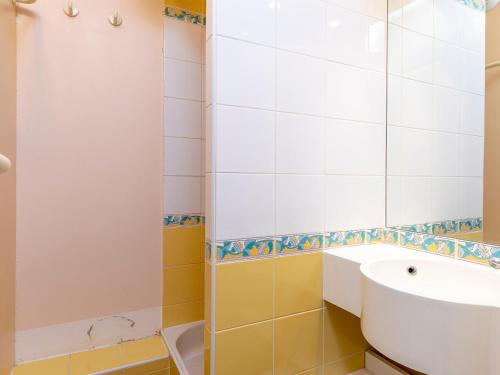 uma casa de banho com um lavatório e um chuveiro em Appartement Avoriaz, 3 pièces, 7 personnes - FR-1-314-171 em Morzine