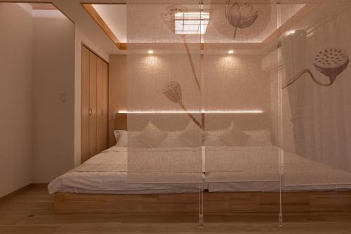 a bed in a room with a glass wall at 桜の川9 池袋一戸建 2-12人丨Ikebukuro Villa 2-12 people in Tokyo