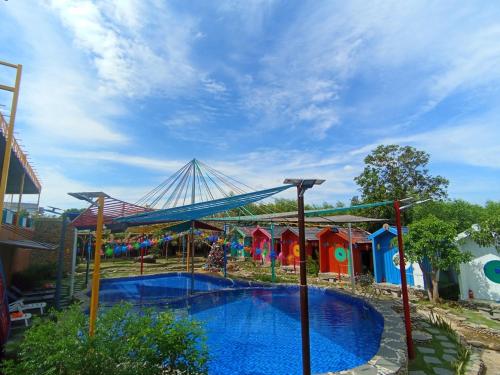 um parque infantil com uma piscina e uma estrutura de jogos em Việt Kiều Royal em Xuyên Mộc