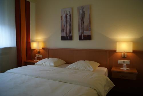 Katil atau katil-katil dalam bilik di Logis Hôtel Acacia
