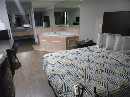 Camera con letto e vasca da bagno di Studio 6 Suites Hinesville, GA a Hinesville