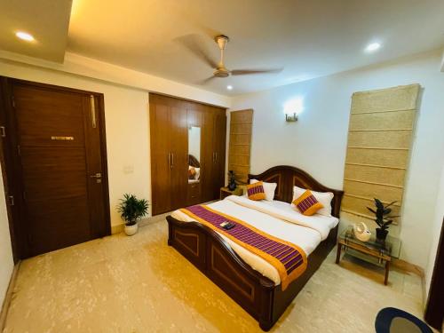 - une chambre avec un grand lit dans l'établissement Fortune Home Service Apartment 4Bhk,J-191 Saket, à New Delhi