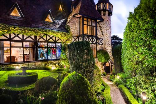 an old house with a garden in front of it at Thorngrove Manor in Stirling