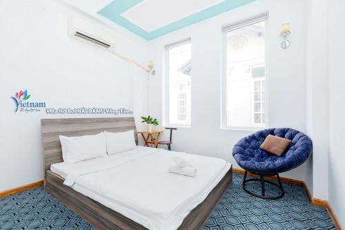 a bedroom with a bed and a blue chair at Villages HOÀNG ĐỨC Full TIỆN ÍCH in Vung Tau