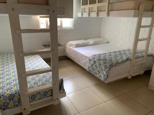 帕拉卡斯的住宿－chalets cottage，一间卧室设有两张双层床和梯子