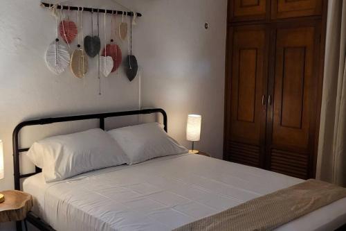a bedroom with a bed and some pots and pans at Un rinconcito en Mérida in Mérida