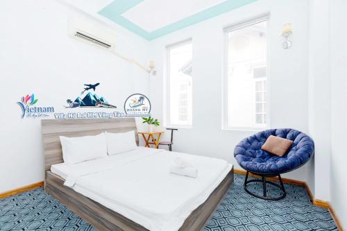 una camera con letto e sedia blu di Villa Hồ Bơi HOÀNG ĐỨC BÃI SAU ĐẸP HOA GIẤY a Vung Tau