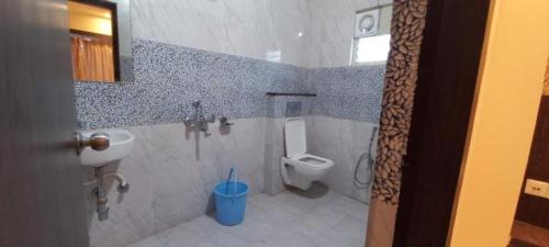 y baño con aseo y lavamanos. en Goroomgo Hotel Home Town Near Golden Beach Puri, en Puri