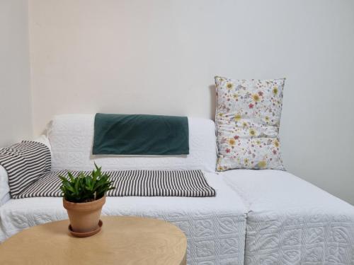 ein Wohnzimmer mit einem weißen Sofa und einem Tisch in der Unterkunft Miz Soo House in Seoul