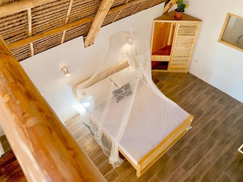 um quarto com uma cama coberta de plástico em Surya Beach Resort Palawan em Aborlan