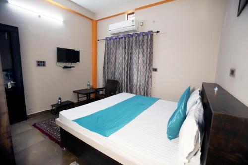Postel nebo postele na pokoji v ubytování Signature Inn Orchha