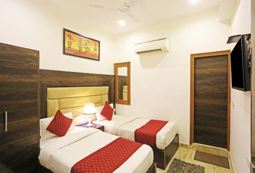 Een bed of bedden in een kamer bij Hotel De Kiara Near Delhi Airport