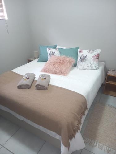ein Bett mit zwei Kissen darüber in der Unterkunft hello honey in Kimberley