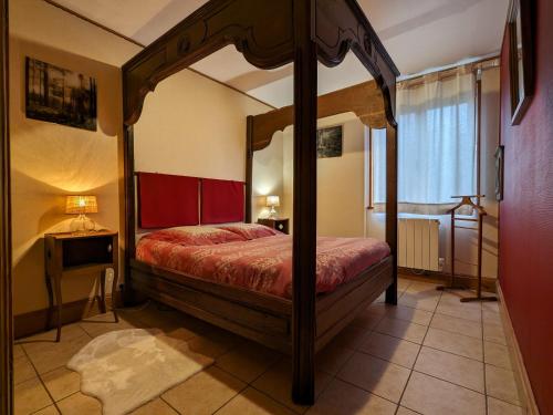 ein Schlafzimmer mit einem Himmelbett in einem Zimmer in der Unterkunft Gîte Corcieux, 3 pièces, 4 personnes - FR-1-589-36 in Corcieux