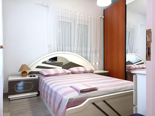 Säng eller sängar i ett rum på Holiday House with sea view in Skala Polichnitos