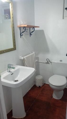 y baño con lavabo blanco y aseo. en "Casa Ibero" Bubion, Alojamiento Turistico Rural, en Bubión