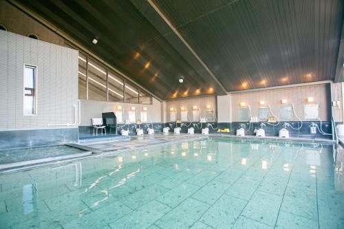 una piscina en un edificio con un poolasteryasteryasteryasteryasteryasteryasteryasteryastery en glampark Healthy Pal Gunma en Shibukawa
