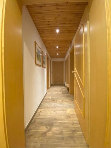 a corridor of a hallway with a wooden ceiling at Budamerhof in Virgen