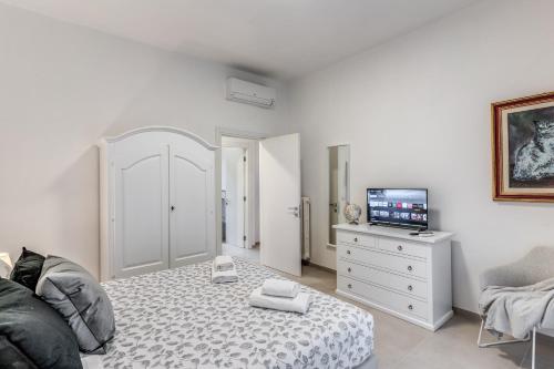 a bedroom with a bed and a tv and a dresser at PMT Apt in Rome