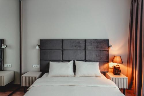 Un pat sau paturi într-o cameră la Elegant Living Apartment 2