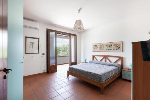 A bed or beds in a room at Villa Menhir with pool garden and tennis - Happy Rentals