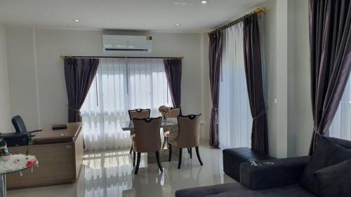 sala de estar con 2 sillas y mesa frente a una ventana en คลอง8 ลำลูกกา the best, en Ban Khlong Sam Tawan Ok