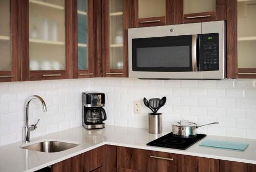 Cuisine ou kitchenette dans l'établissement Staybridge Suites Niagara-On-The-Lake by IHG