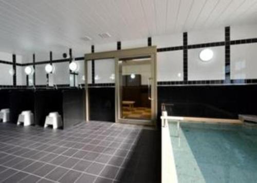 倉敷市にあるホテルアルファーワン倉敷のスイミングプール付きの建物内のスイミングプール