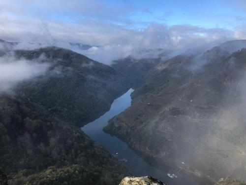 a view of a lake in the middle of mountains at Casa Catalina - Ribeira Sacra in Abeleda