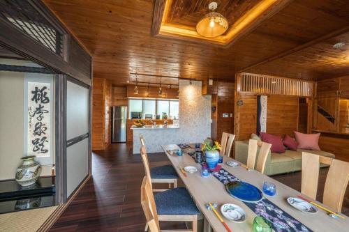 『てぃぐまの宿』地平線まで見渡せる圧巻の屋外テラスビュー！300余年の歴史ある壺屋焼がご堪能出来る宿