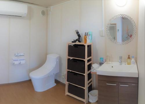 y baño con lavabo, aseo y espejo. en Glamping nijo in Itoshima - Vacation STAY 71943v, en Itoshima