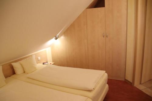 Ένα ή περισσότερα κρεβάτια σε δωμάτιο στο 4 Sterne Apartment Feuerstein mit Balkon