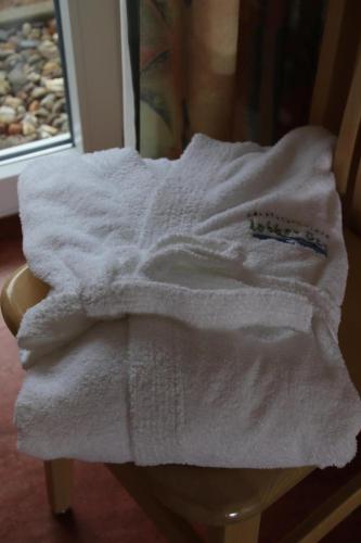 a white towel sitting on top of a chair at 4 Sterne Apartment Hühnergott mit Terrasse und Sauna in Lobbe