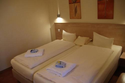 Ένα ή περισσότερα κρεβάτια σε δωμάτιο στο 4 Sterne Apartment Vilm mit Terrasse und Sauna