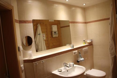 Ένα μπάνιο στο 4 Sterne Apartment Vilm mit Terrasse und Sauna