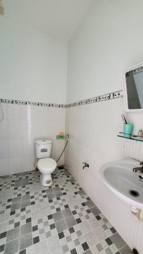 a bathroom with a toilet and a sink at Khu du lịch Hang Rái - Ninh Thuận in Thôn Thái An