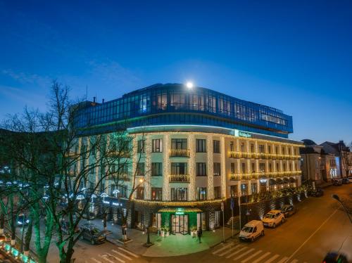 un grand bâtiment avec un dôme en haut dans l'établissement Holiday Inn Telavi, an IHG Hotel, à Telavi