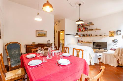 comedor con mesa y mantel rojo en Casa Acone In Mugello - Happy Rentals, en Scopeti