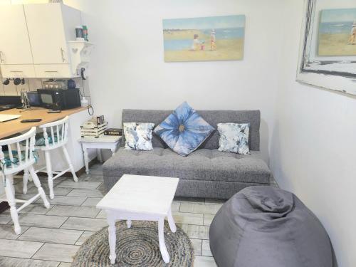 Кухня или мини-кухня в Uvongo Sea Scapes Holiday Apartment

