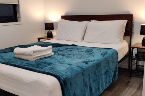 sypialnia z łóżkiem z dwoma ręcznikami w obiekcie Baywater Retreat-Walk to Water/Family Friendly w mieście Cleveland