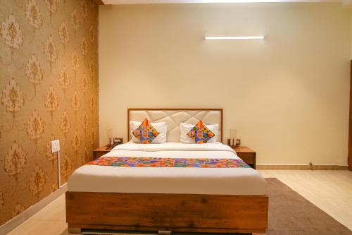 una camera con un grande letto di FabHotel K9 Regency a Dorāha